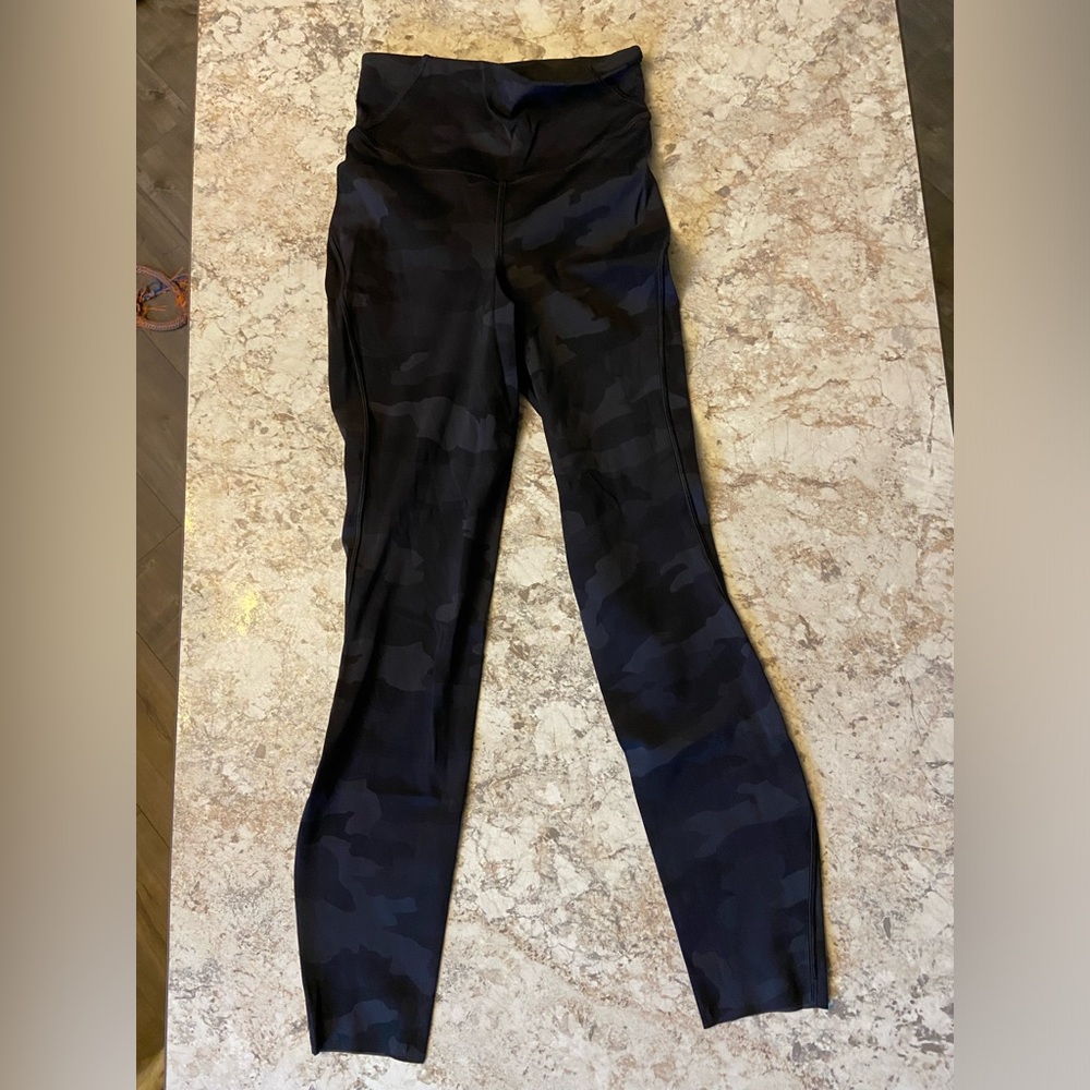 Lululemon Wunder Under Leggings. Size 2. Black Camo.